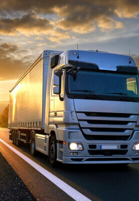 Foto ilustrativa de um caminhão na rodovia.